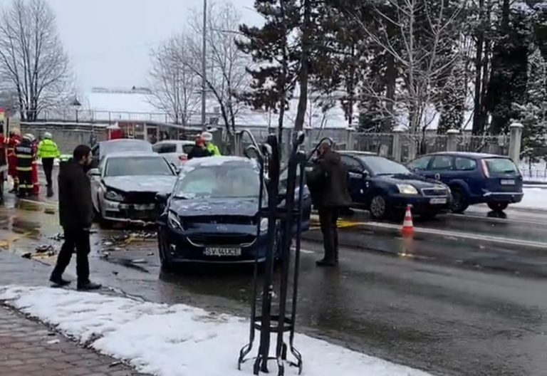 FOTO Accident produs în fața Inspectoratului Județean de Poliție Suceava de o șoferiță din Șcheia