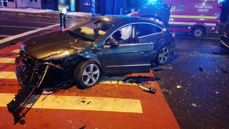 FOTO Accidentul din intersecția de la Biblioteca Județeană a fost produs de un tânăr beat din Dolhasca