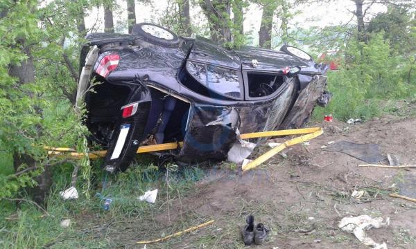 Un tânăr s-a răsturnat cu BMW-ul la Mitocu Dragomirnei după ce s-a izbit într-un capăt de pod