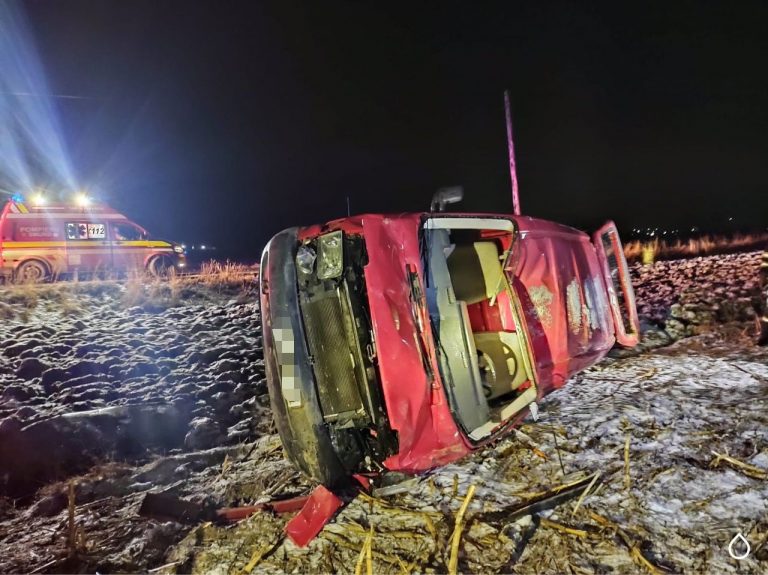 FOTO Un tânăr de 22 de ani s-a ales cu leziuni extrem de grave după ce s-a răsturnat cu mașina între localitățile Mălini și Slatina