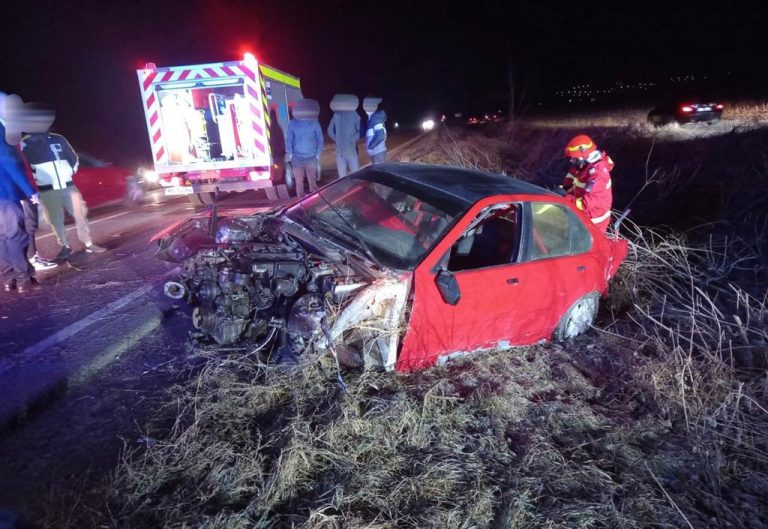 FOTO Doi tineri au ajuns la spital după ce un rădăuțean s-a răsturnat cu BMW-ul la Pătrăuți