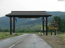 Un șofer s-a răsturnat cu mașina după ce s-a izbit cu mașina în poarta de intrare în comuna Putna