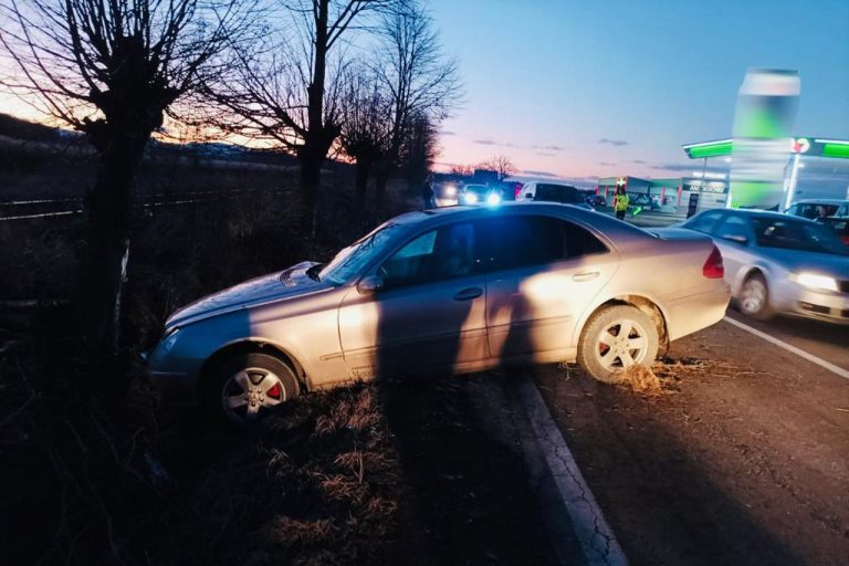 FOTO Accident cu doi răniți produs la ieșire din Rădăuți spre Vicov
