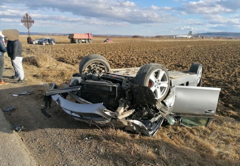 FOTO Un șofer de BMW a produs accidentul de la Horodnic cu două adolescente rănite