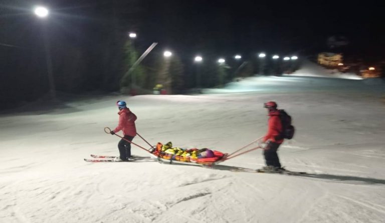 O fetiță de 4 ani s-a accidentat în timp ce schia pe pârtia Parc din Vatra Dornei