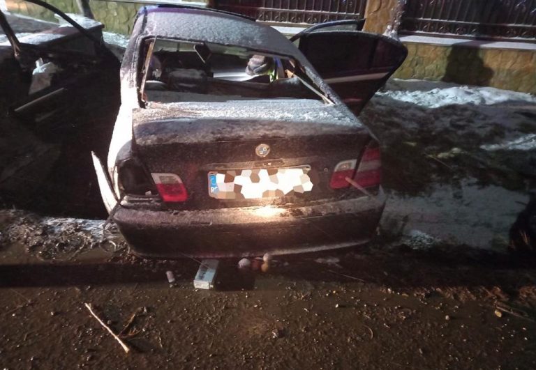 FOTO Un câmpulungean, probabil drogat, a produs un grav accident, la Stroiești