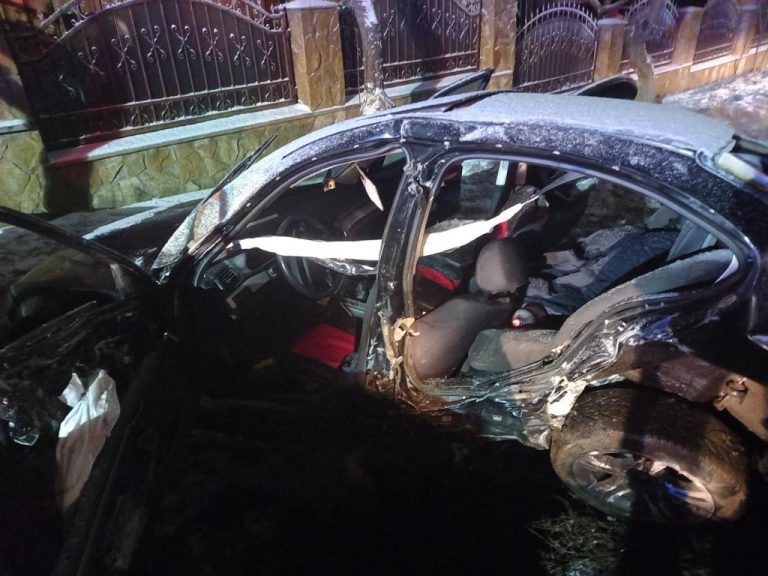 FOTO Doi bărbați au fost răniți într-un accident produs la Stroiești