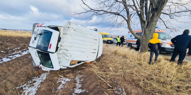FOTO Un bărbat a ajuns la spital după ce s-a răsturnat cu autovehiculul, la Udești