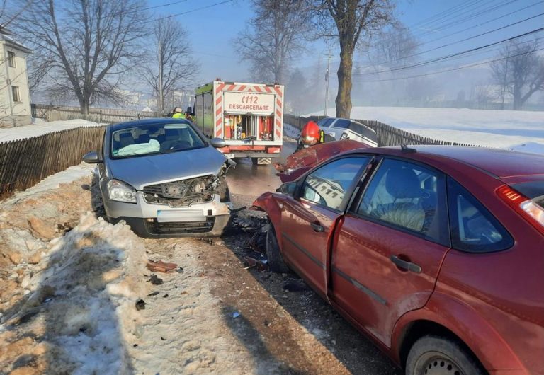 FOTO Doi adulți și doi copii au fost răniți într-un carambol produs între patru mașini la Vatra Moldoviței