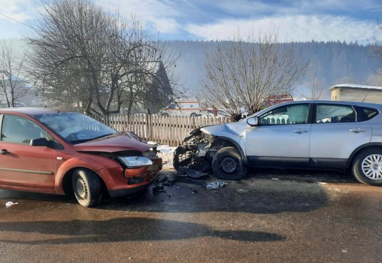 FOTO Accidentul cu trei răniți de la Vatra Moldoviței a fost produs de un bosâncean care a intrat cu mașina pe contrasens