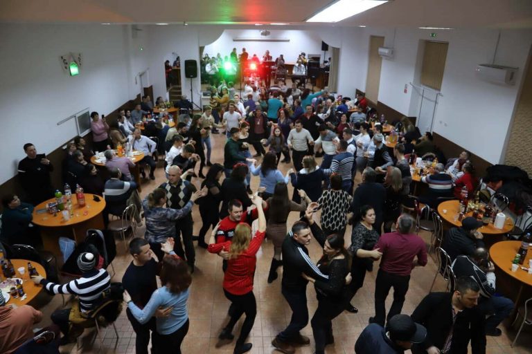 VIDEO Amendă de 3.000 de lei pentru un bărbat din Drăgușeni care a organizat Balul Gospodarilor la căminul cultural din localitate