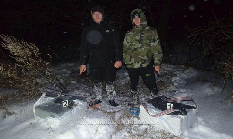FOTO Polițiștii de frontieră din Siret au prins doi ucraineni care încercau să introducă în țară țigări de contrabandă