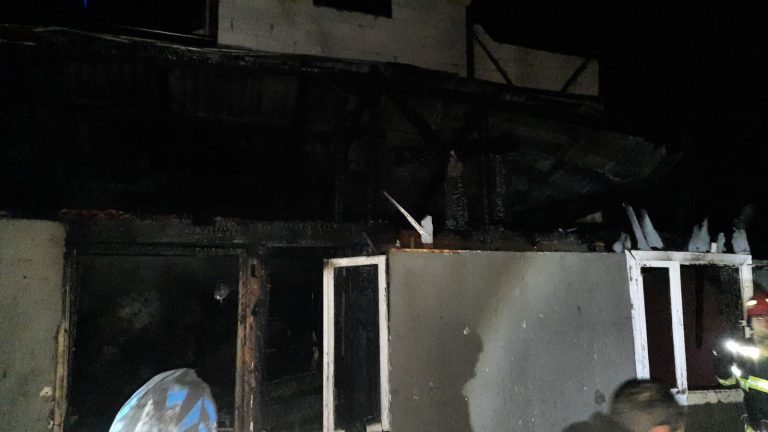 FOTO Incendiu izbucnit la o casă din Arbore de la o sobă metalică neizolată