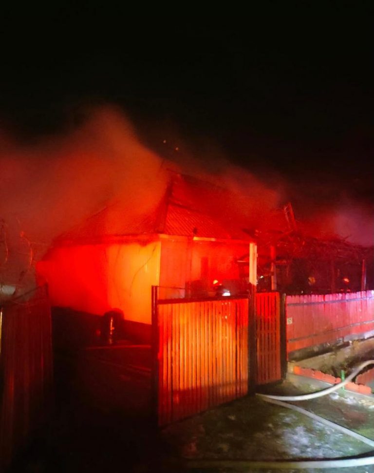 FOTO O casă din Baia a fost distrusă de un incendiu puternic pornit de la coșul de fum