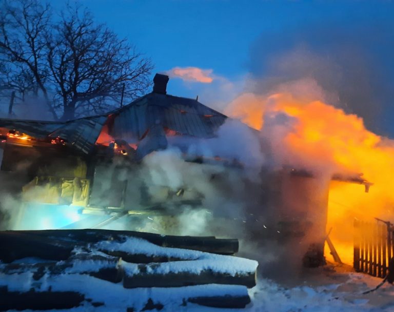 FOTO O bătrână din Dolhasca a murit arsă de vie după ce casa i-a luat foc