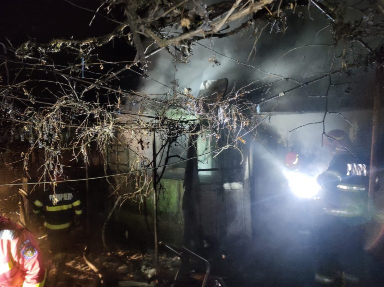 FOTO Interiorul unei case din Fălticeni a fost distrus de flăcările pornite de la o lumânare nesupravegheată