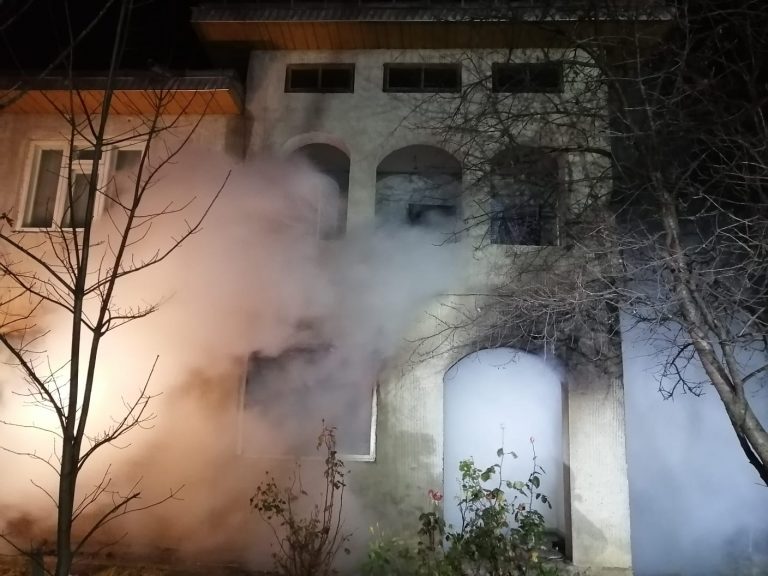 VIDEO FOTO Tragedie produsă la Fălticeni în noaptea de Revelion. Un bărbat a murit după ce a adormit cu țigara aprinsă