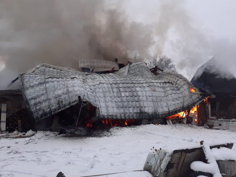 FOTO Pompierii au intervenit cu 10 autospeciale pentru a stinge un puternic incendiu ce a cuprins o gospodărie din Gălănești