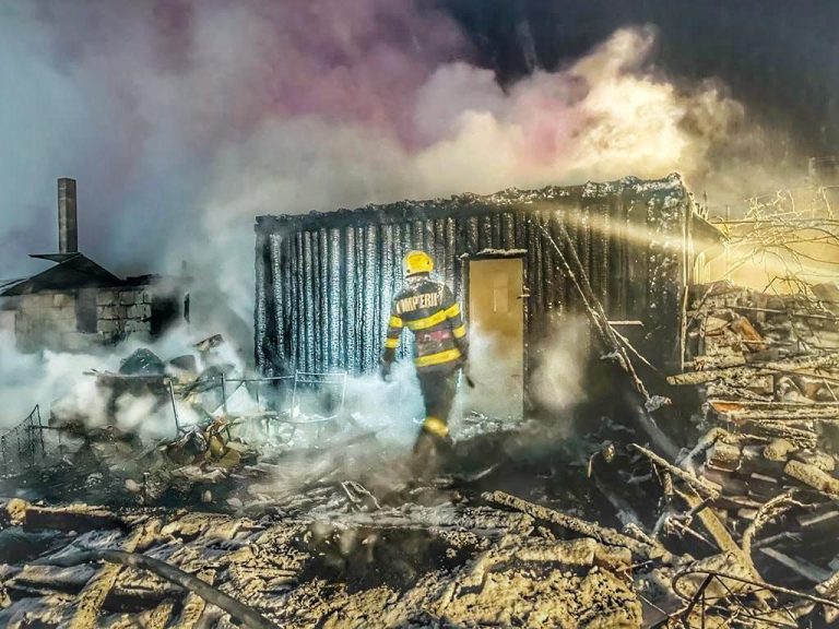 FOTO Pagubă de 250.000 de lei produsă în urma cumplitului incendiu de la Mălini. Flăcările riscau să ajungă la un rezervor cu 3.000 de litri de motorină