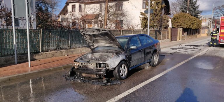 FOTO O mașină a luat foc în zona Lidl Zamca