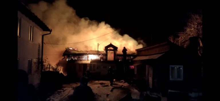VIDEO O gospodărie din Pojorâta a fost distrusă de un incendiu puternic