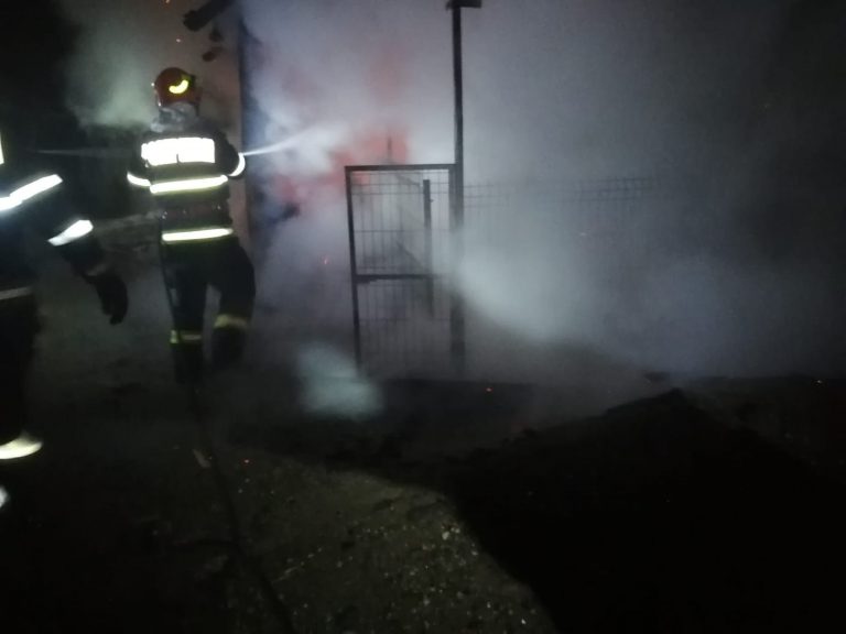 Un bărbat din Slatina a suferit arsuri după ce a aprins focul în sobă cu benzină
