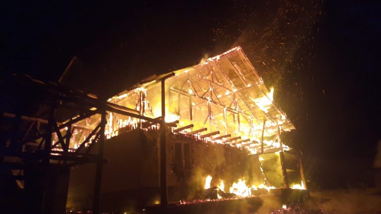 VIDEO FOTO O casă din Slatina a fost făcută scrum de un incendiu
