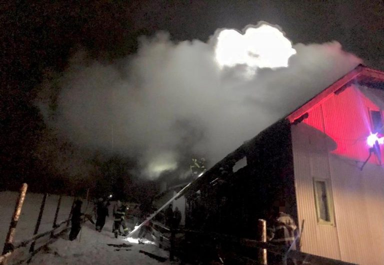 FOTO Incendiu izbucnit la o casă din Vatra Dornei de la o sobă metalică