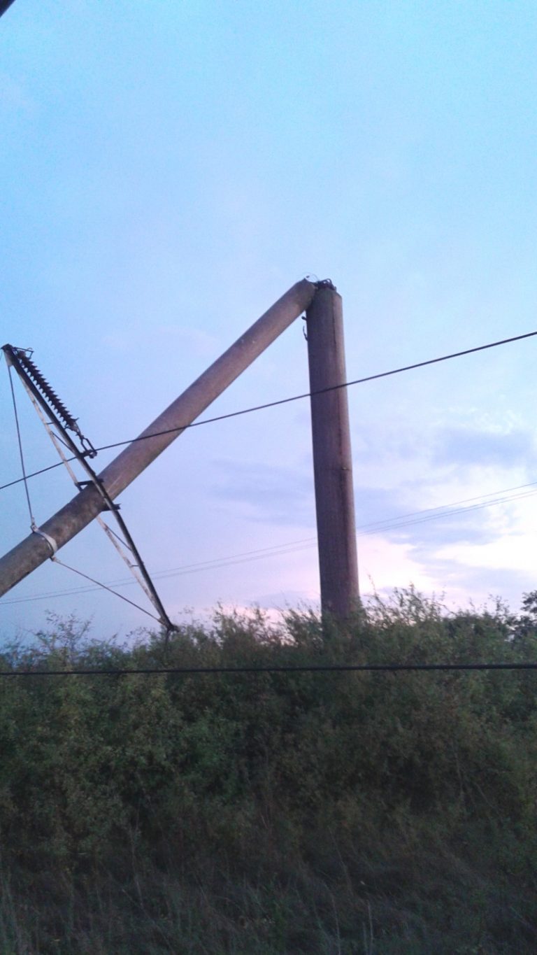 Patru stâlpi de electricitate din lemn au fost puși la pământ de vânt, la Moara. Jumătate din satul Vornicenii Mari a rămas fără curent