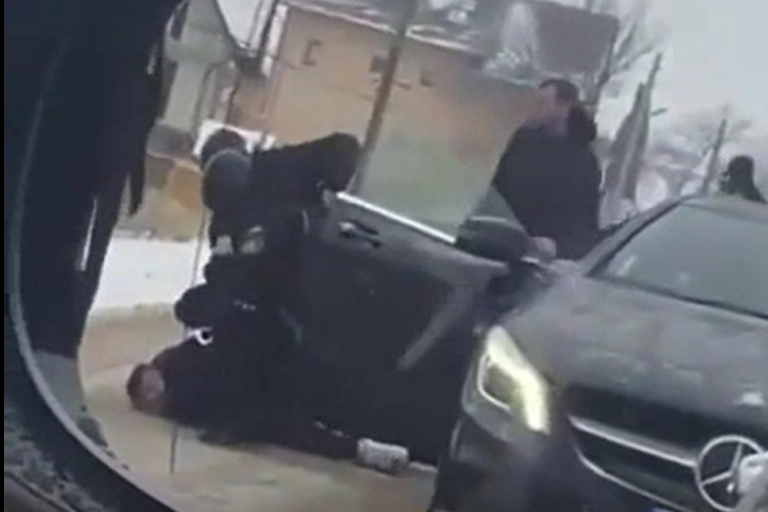 VIDEO Principalul suspect al jafului de la cafeneaua din Iaslovăț a fost prins de polițiști. Un căjvănean de 21 de ani a fost luat pe sus de mascați