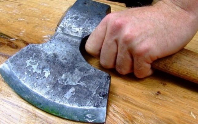 O femeie din Păltinoasa și-a reclamat ginerele pentru că i-ar fi lovit fiica cu toporul