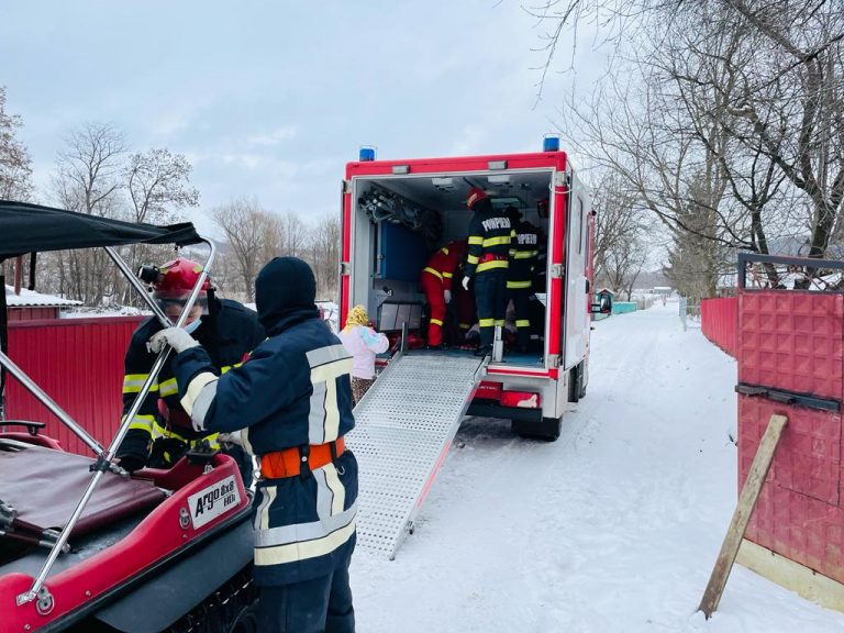 VIDEO FOTO Pompierii au intervenit pentru a duce la Spitalul din Fălticeni un bărbat de 180 de kilograme