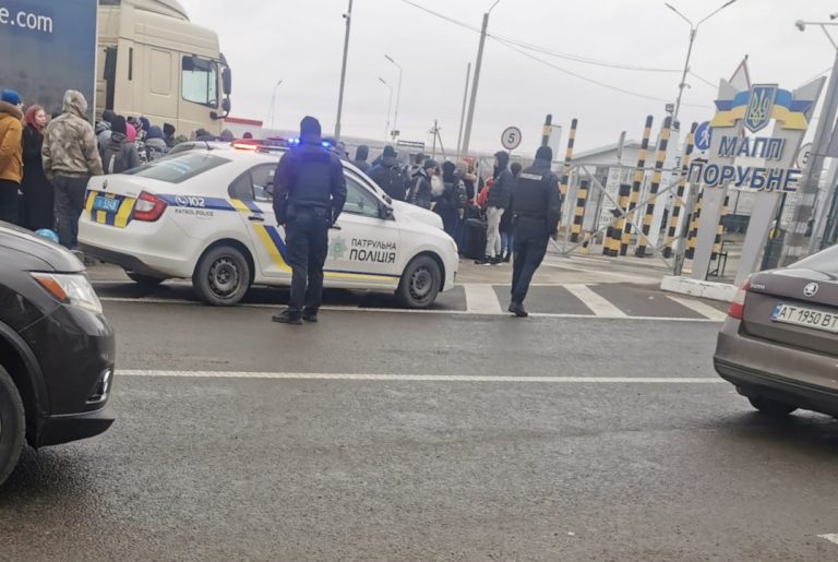 FOTO Sute de refugiați ucraineni așteaptă în Vama Siret să intre în țară pentru a scăpa de războiul pornit de Rusia lui Vladimir Putin