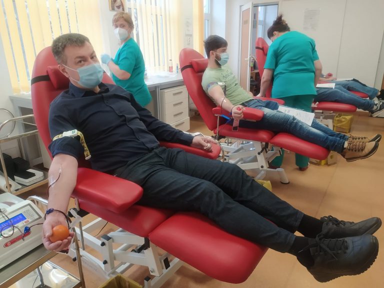 FOTO Deputatul Bogdan Gheorghiu: „Am fost la Centrul de Transfuzie al MAPN, pentru a dona sânge, deoarece orice gest contează când vorbim despre ajutor”