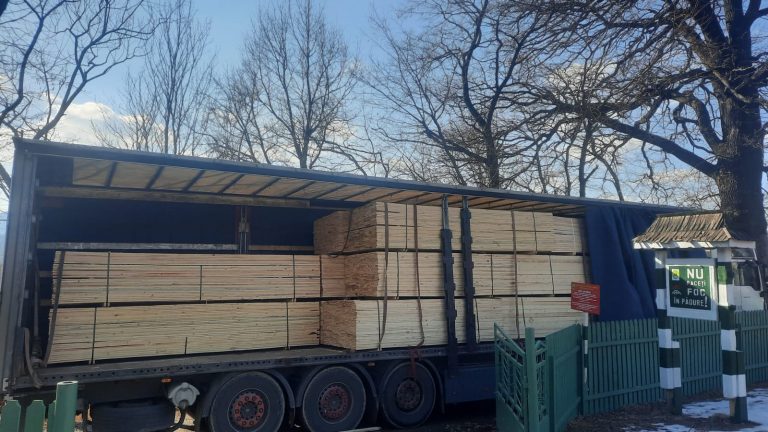 FOTO Un TIR de 35.000 de euro cu care se transporta cherestea fără acte a fost confiscat de polițiști și reprezentații Gărzii Forestiere Suceava, la Vadu Moldovei
