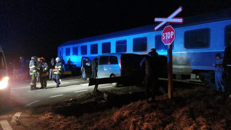 FOTO Trei persoane au fost rănite după ce o mașină a fost lovită de tren, în zona Killer