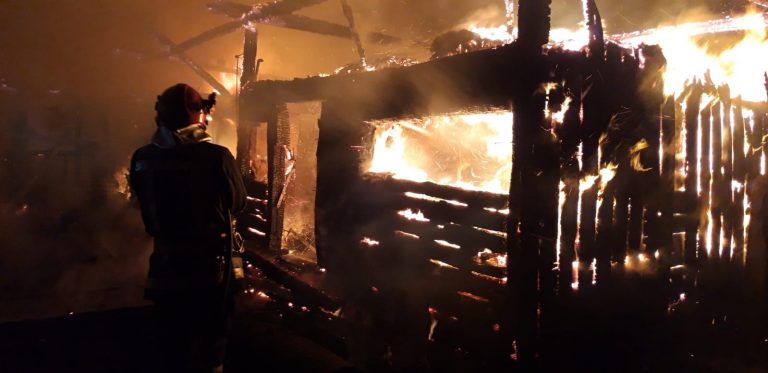 VIDEO FOTO Incendiu de proporții izbucnit într-o gospodărie din Frătăuții Noi