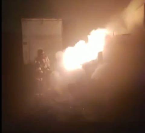 VIDEO Un camion a luat foc într-o parcare din apropiere de Bazarul din Suceava