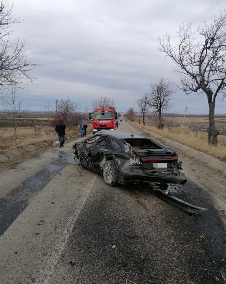 FOTO Doi adulți și doi minori au fost răniți într-un grav accident rutier produs la Bălcăuți