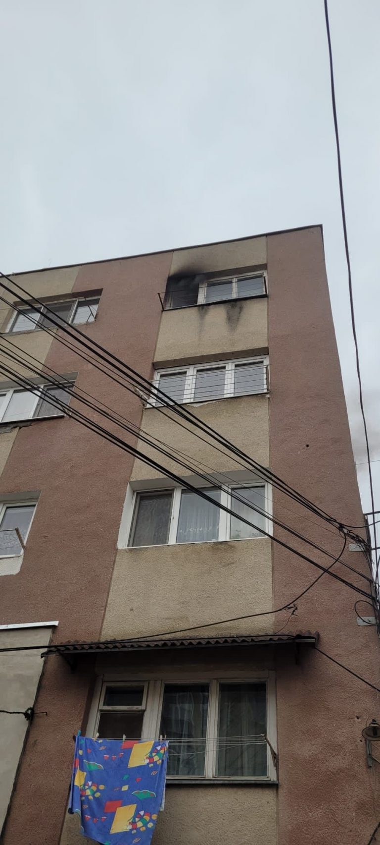 FOTO O garsonieră din Burdujeni frecventată de oamenii fără adăpost din zonă a luat foc de la o țigară aruncată nestinsă
