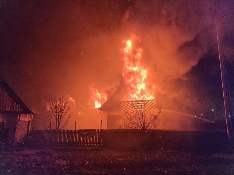 FOTO O casă din Măneuți a fost distrusă de un incendiu puternic