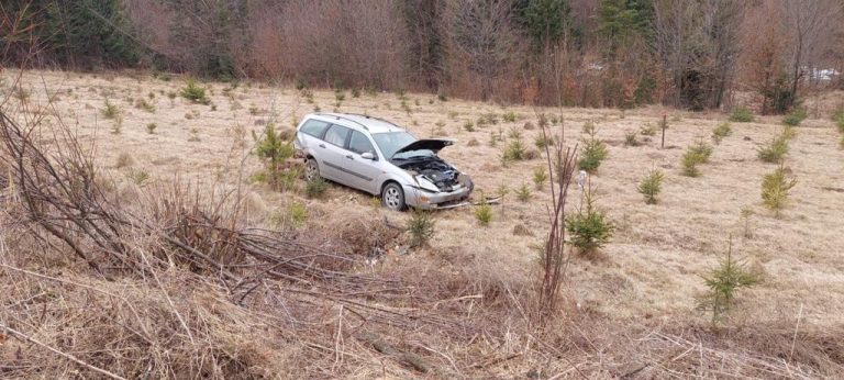 FOTO O mașină în care se aflau doi adulți și doi copii s-a răsturnat pe un ogor din Ilișești