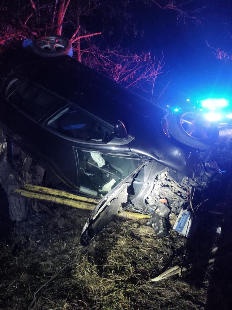 FOTO Un șofer beat s-a răsturnat cu mașina, la Preutești