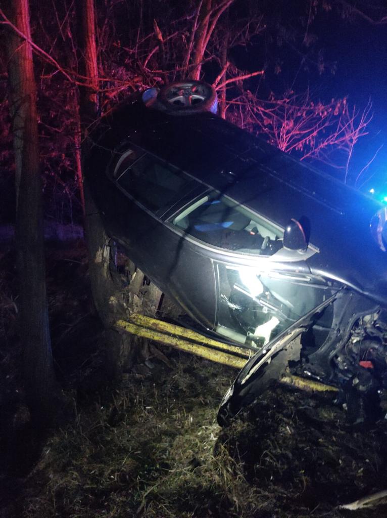 FOTO Un bărbat a ajuns la spital după ce s-a răsturnat cu mașina, la Preutești
