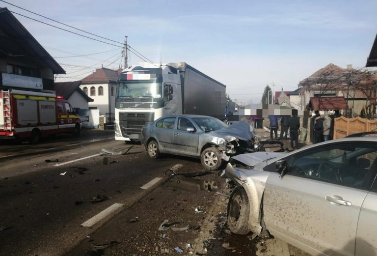FOTO Carambol între două mașini și un TIR produs la Cornu Luncii. Un bărbat și un minor de 7 ani au fost transportați la spital