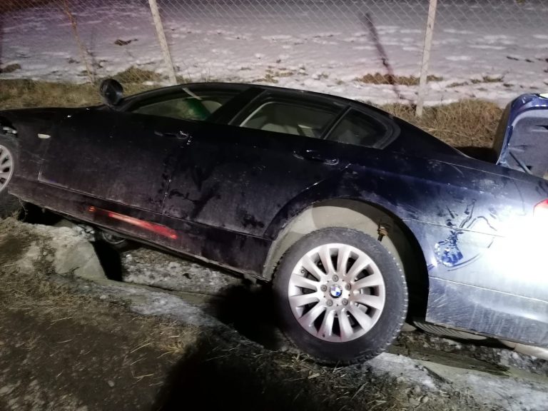 FOTO Accident produs la Dărmănești de un șofer care a ajuns cu mașina într-un șanț
