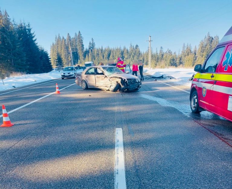 FOTO Cinci adulți și un minor au fost răniți într-un accident produs la Poiana Stampei