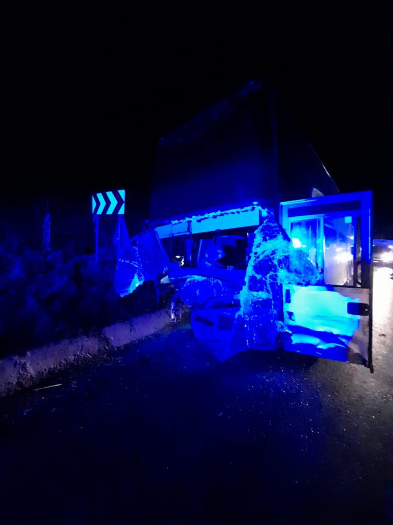 FOTO Un tânăr și-a pierdut viața după ce a intrat în coliziune cu un autocar în care se aflau 60 de persoane, la Vama