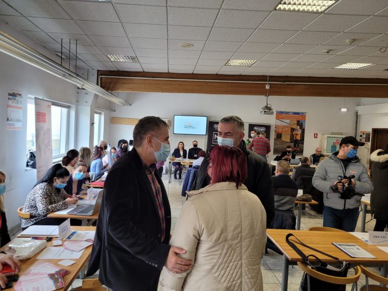 FOTO 1.300 de locuri de muncă puse la bătaie la Bursa locurilor de muncă organizată la HS Timber Productions Siret