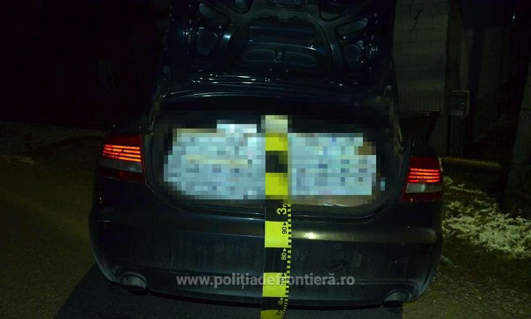 VIDEO FOTO O mașină burdușită cu țigări de contrabandă a fost oprit de polițiști, la Vicovu de Sus, cu ajutorul dispozitivului anti-pneu montat pe carosabil